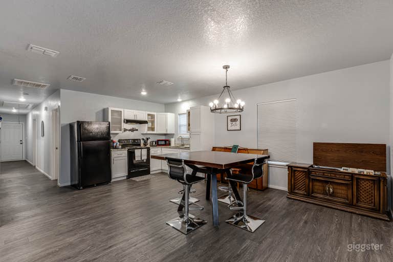  Charming Bright Blue Bungalow – Cozy Retreat 