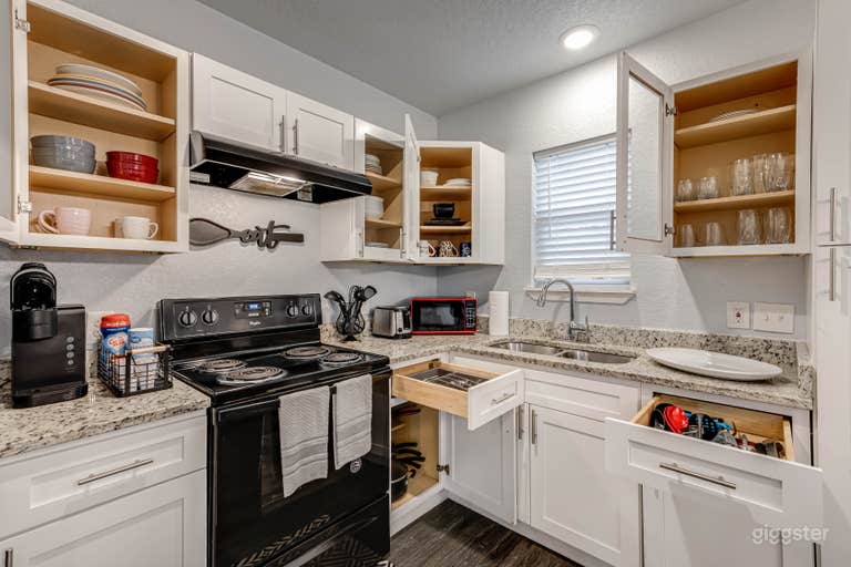  Charming Bright Blue Bungalow – Cozy Retreat 