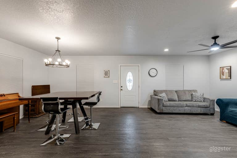  Charming Bright Blue Bungalow – Cozy Retreat 