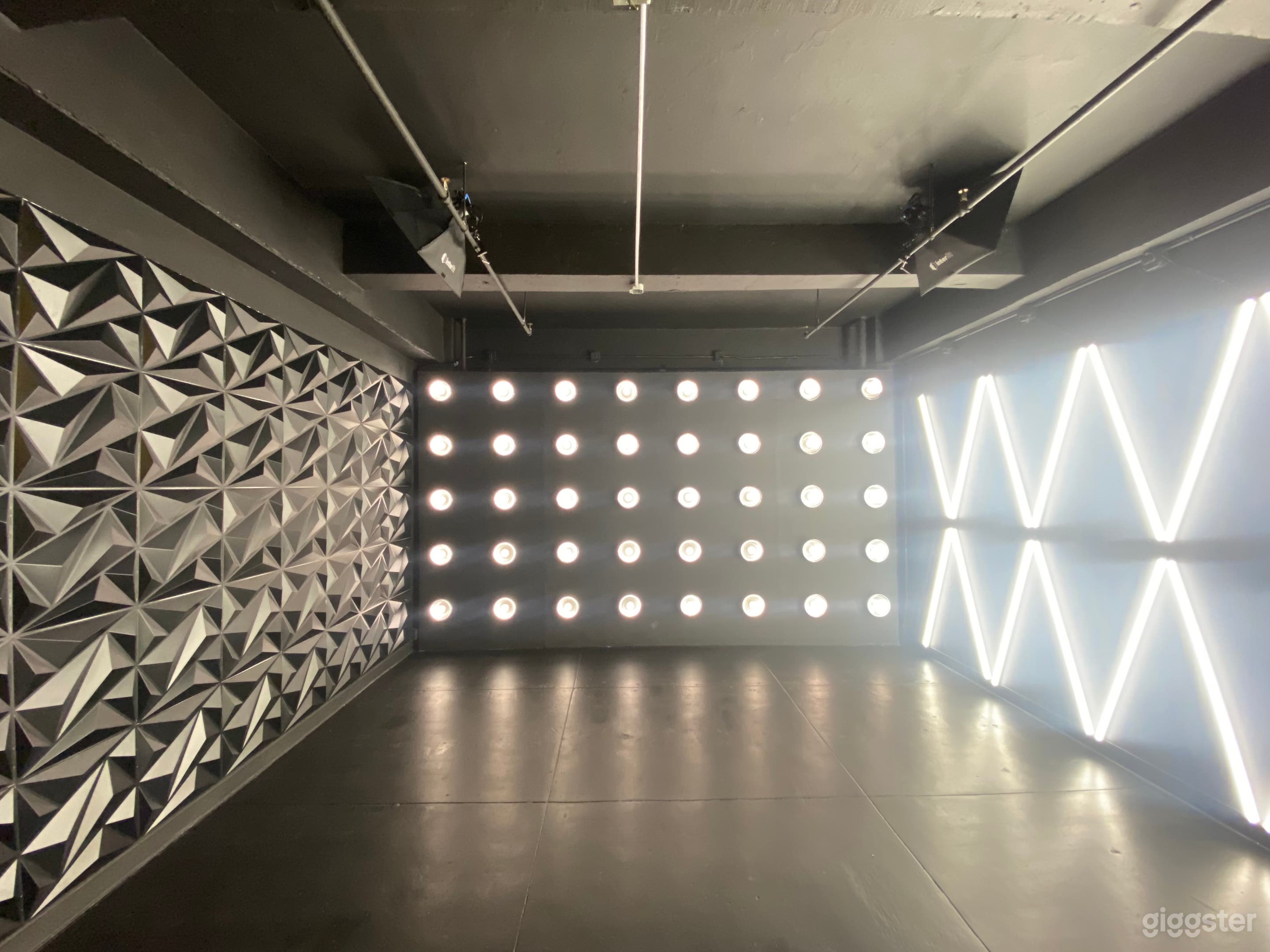 Blackout Video Photo Studio
LED X Wall