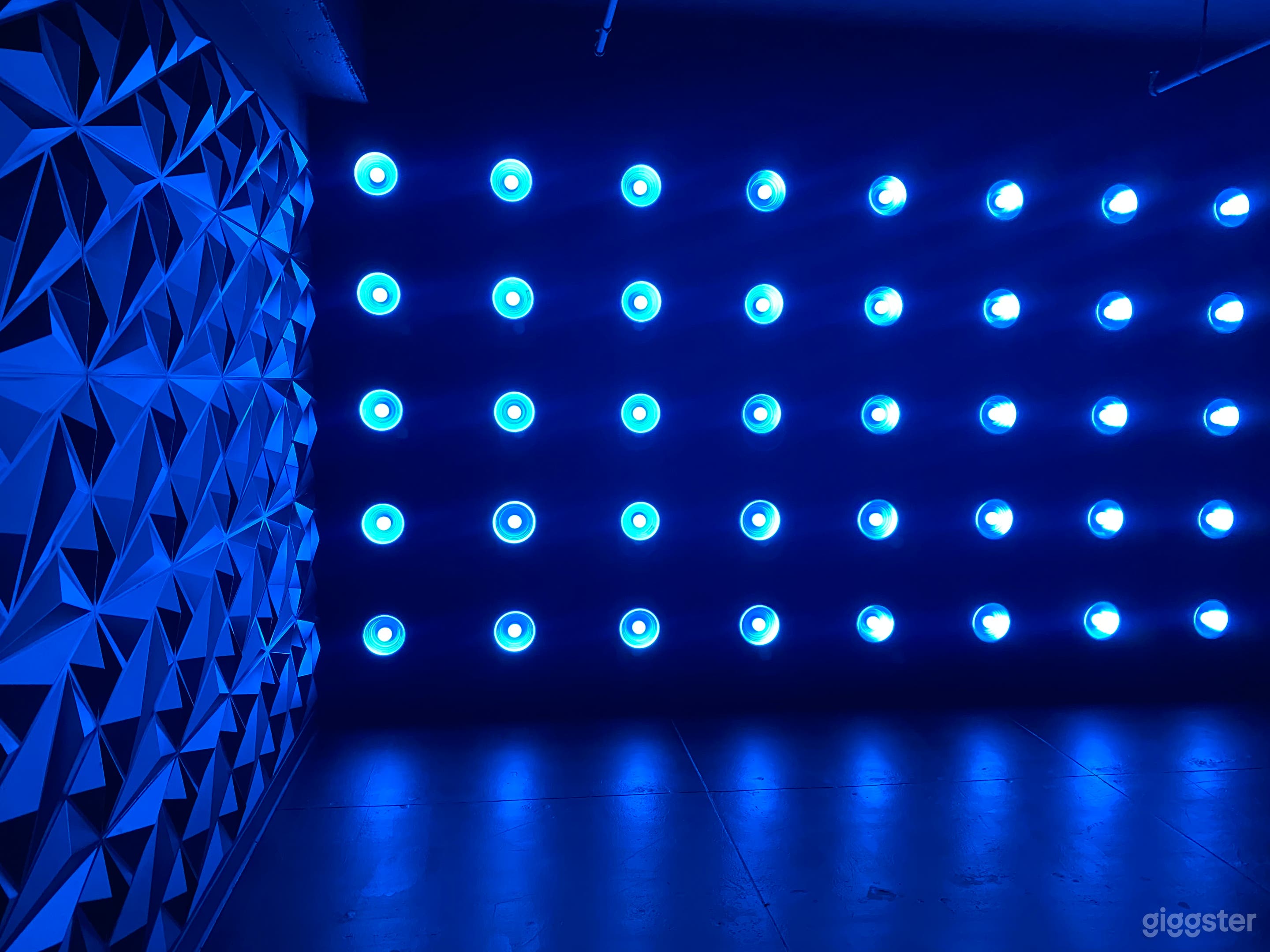 Blackout Video Photo Studio
Blue lights 