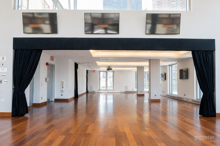  Midtown Penthouse with Stunning Skyline Views 