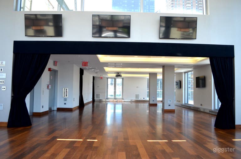  Midtown Penthouse with Stunning Skyline Views 