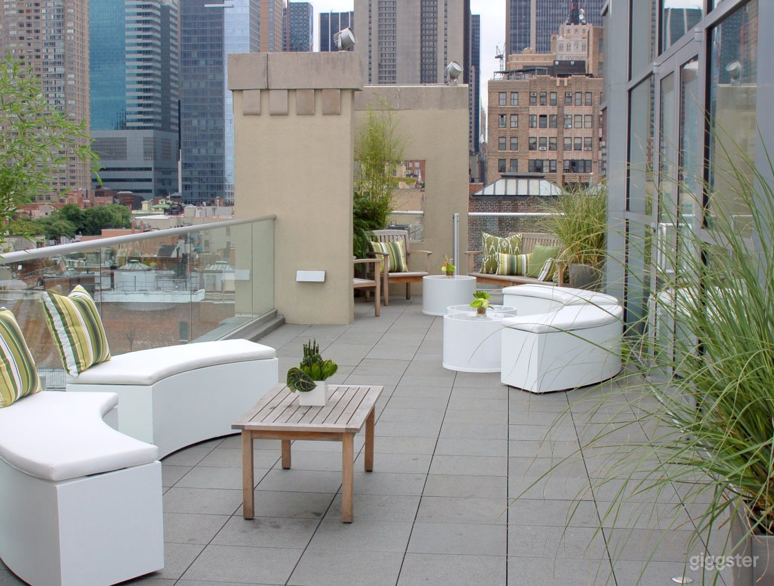 Midtown Penthouse with Stunning Skyline Views Photo 4