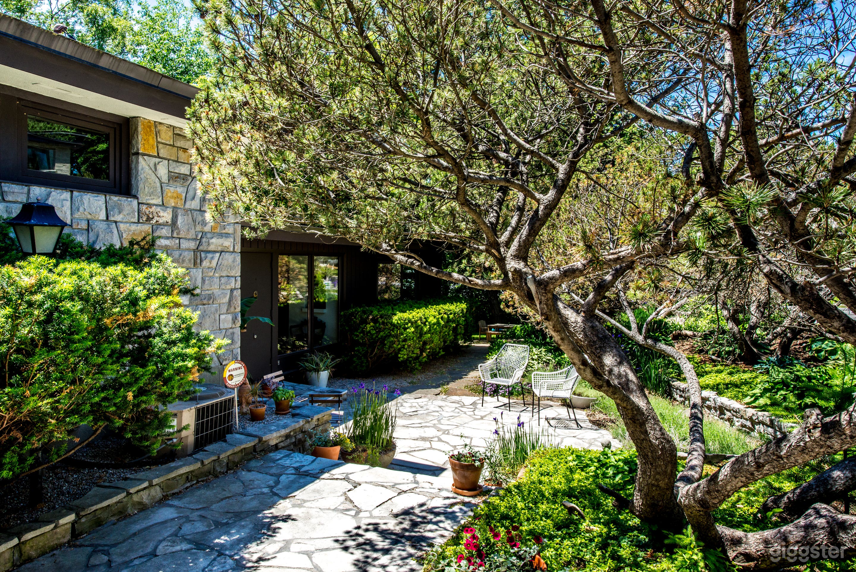 Front patio &amp; entrance.