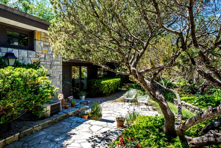  Front patio &amp; entrance. 