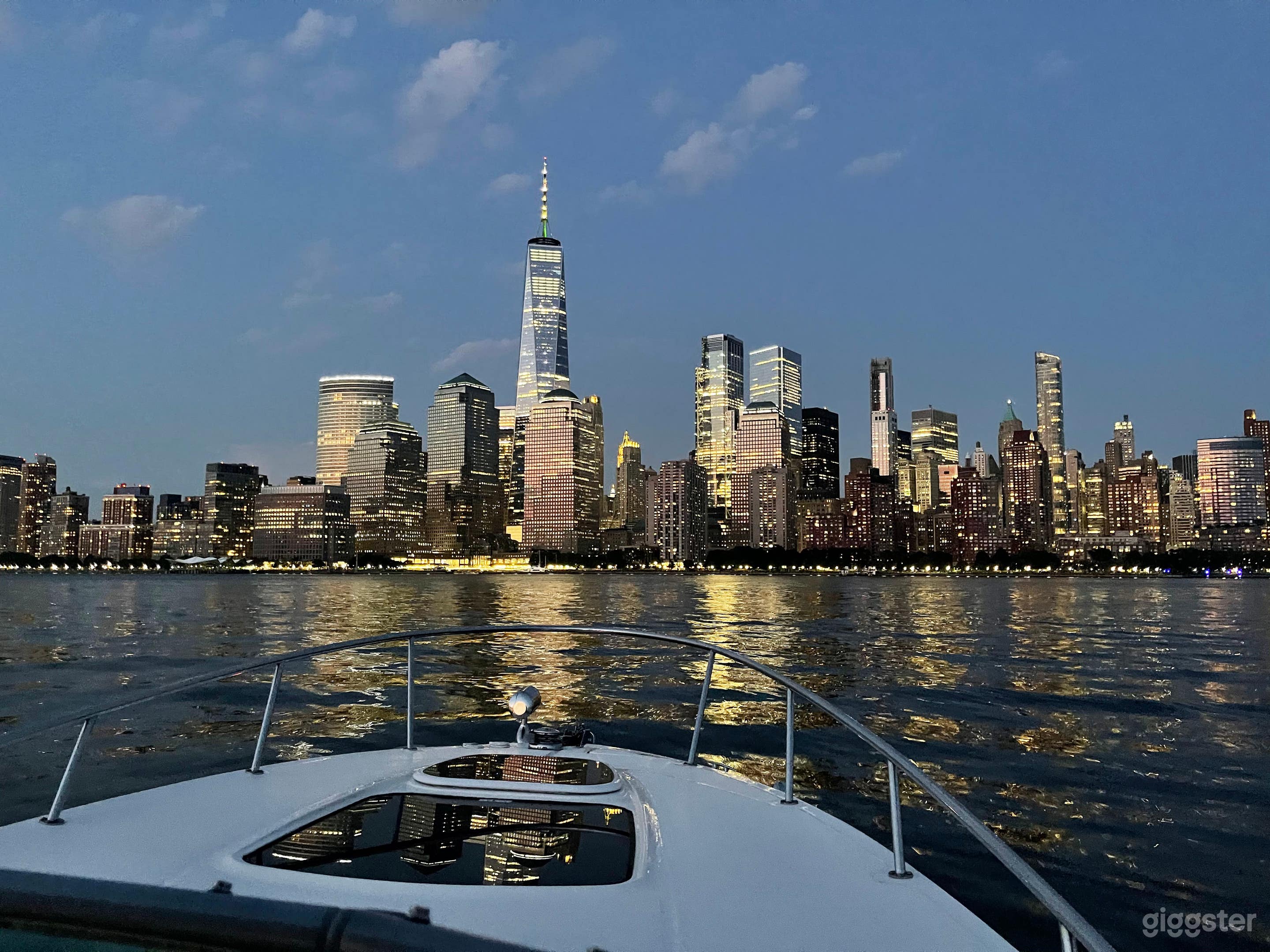 30 FT Luxury Powerboat New York City Photo 3