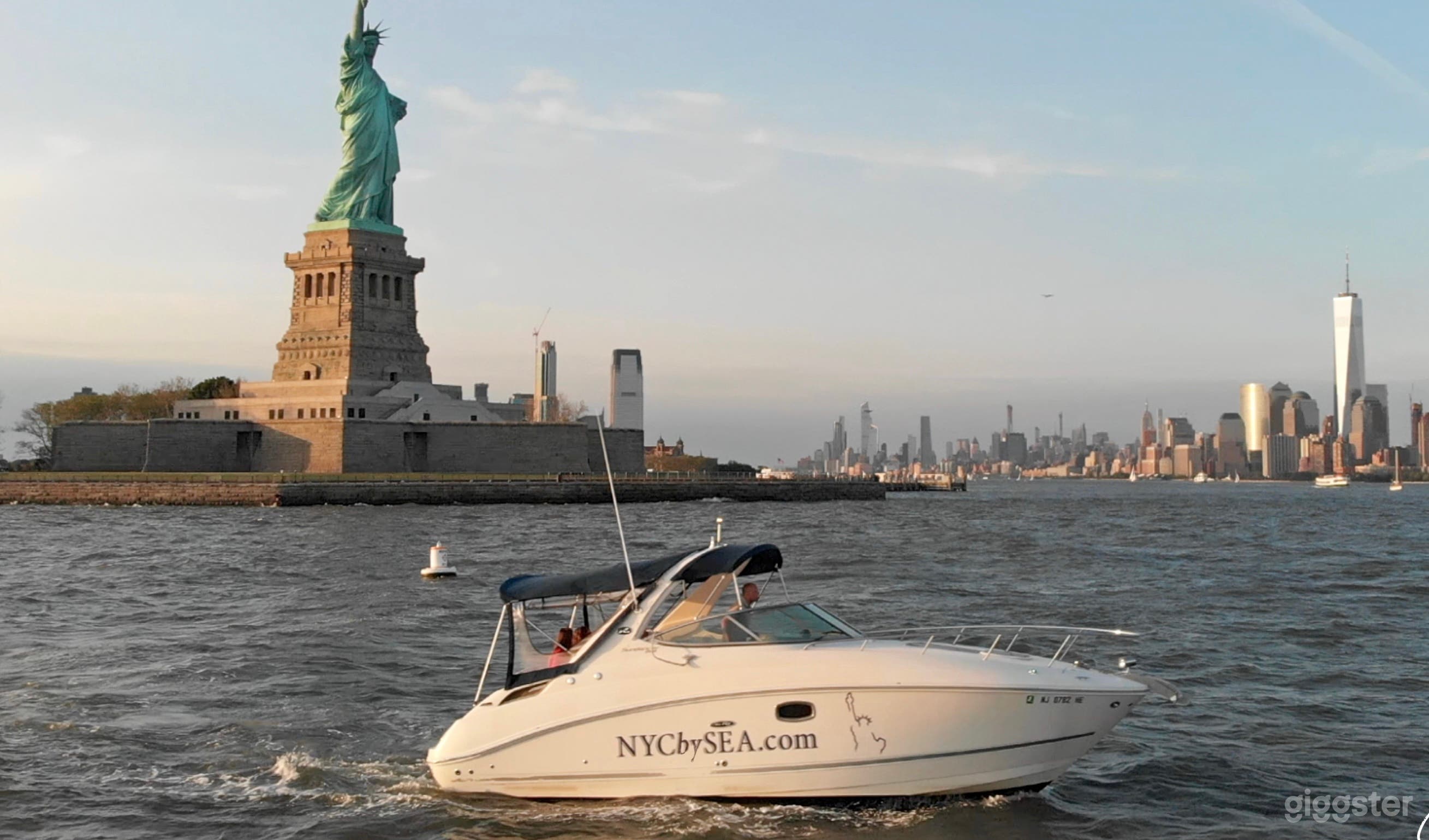 30 FT Luxury Powerboat New York City Photo 1