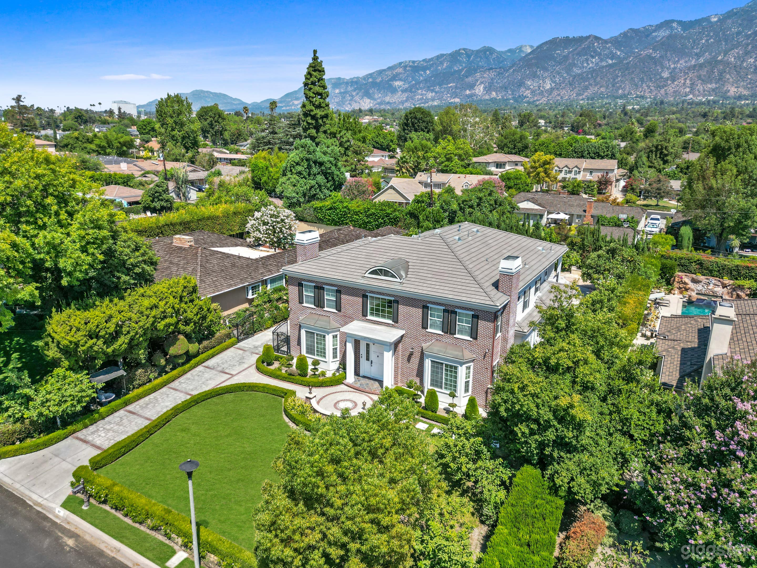 Arcadia Mansion 3 stories beautiful rooms for lease Photo 1