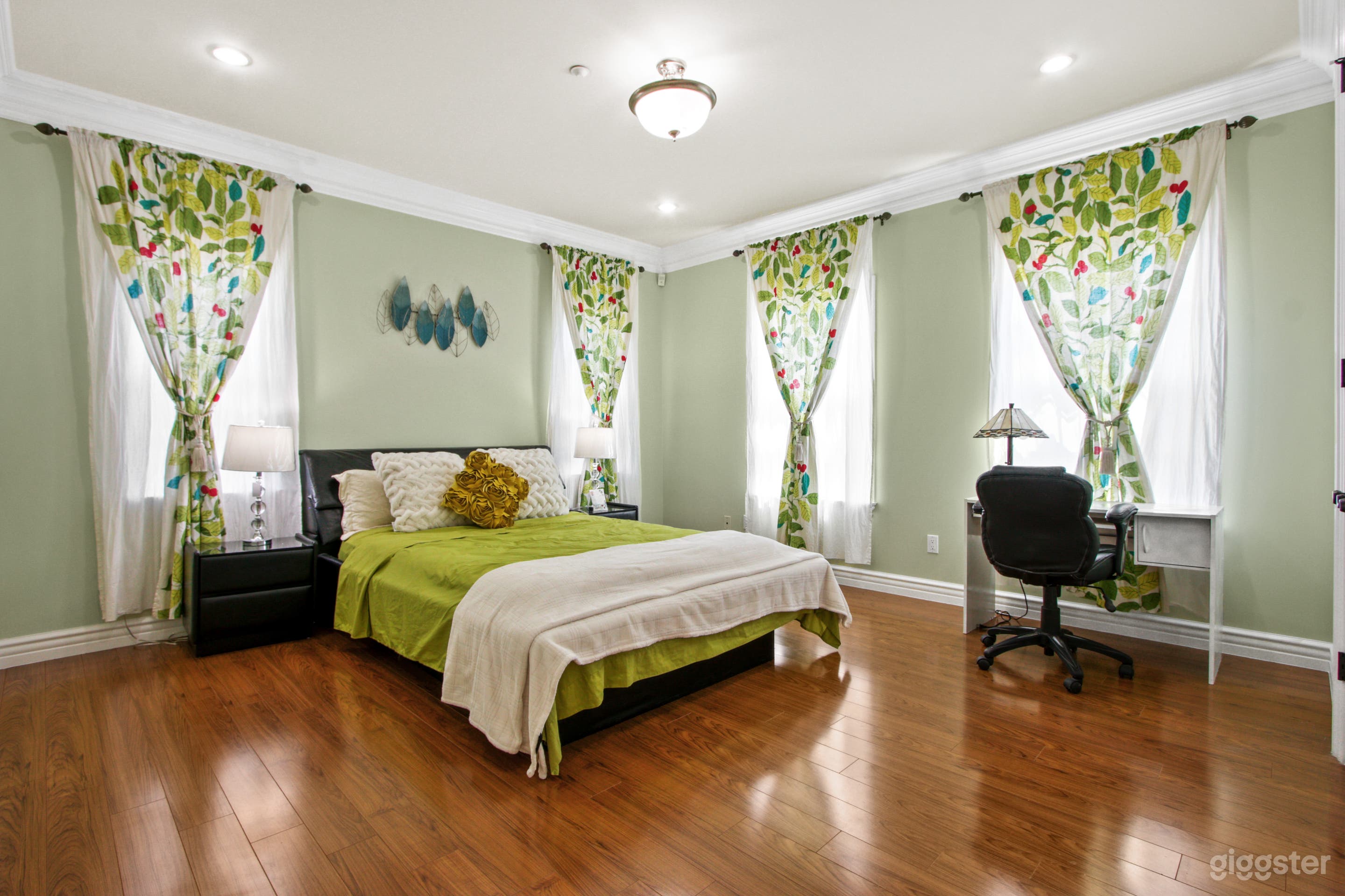 Arcadia Mansion 3 stories beautiful rooms for lease Photo 4