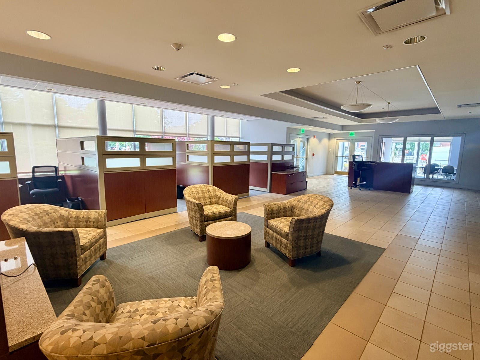 Large vacant bank with furnished offices, cubicles, etc | Rent this ...