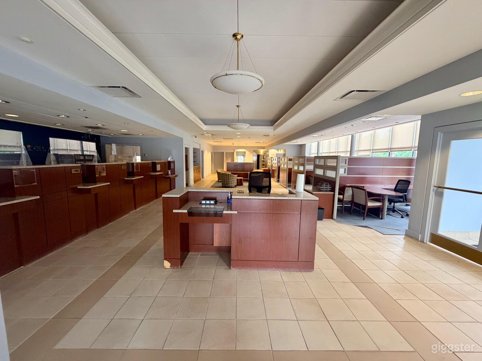 Large vacant bank with furnished offices, cubicles, etc | Rent this ...