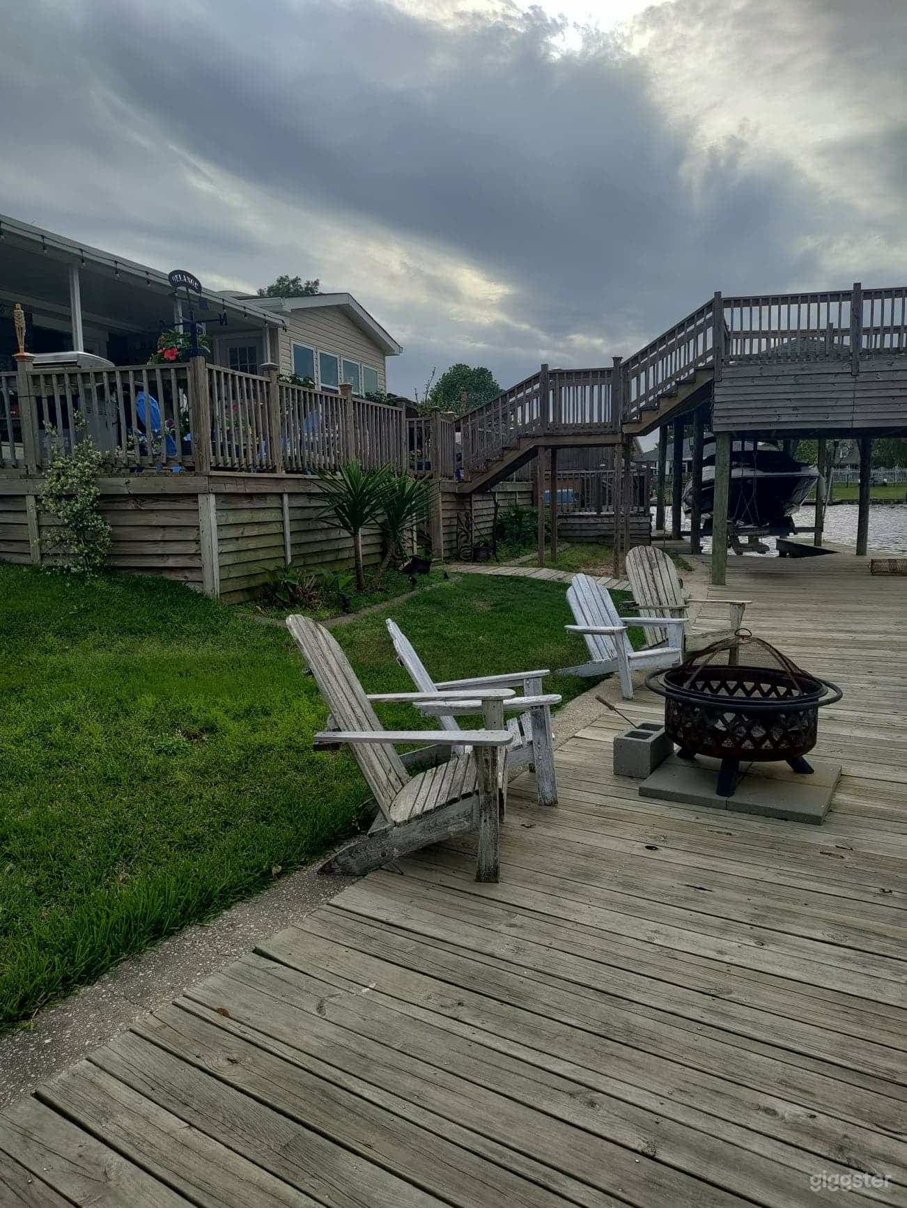 Beautiful Waterfront Oasis Photo 4