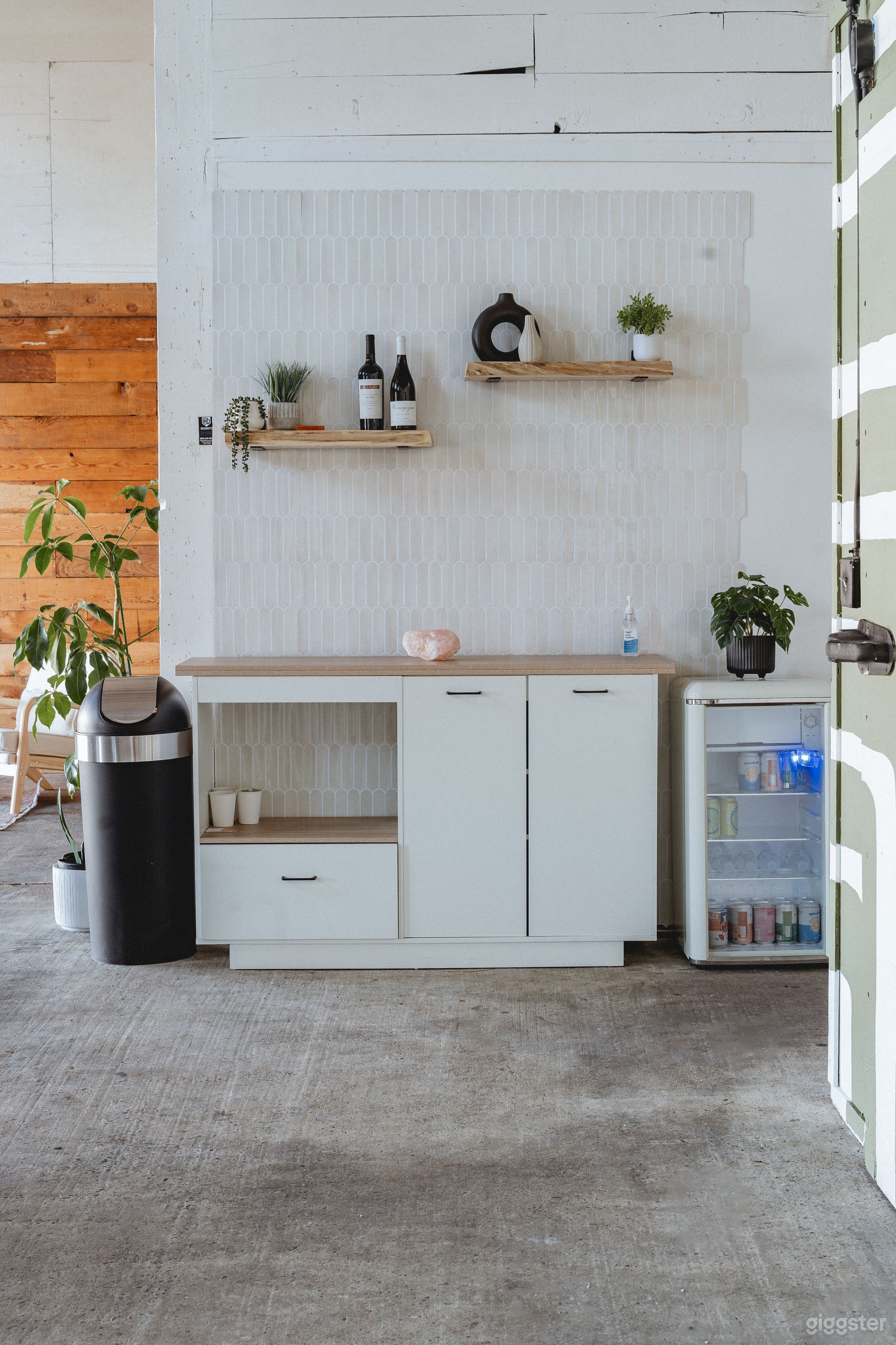 Chic Natural Light Warehouse Photo/Creative Studio &amp; Venue Photo 2