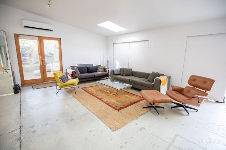  Vibrant Studios: Indoors and Outdoors Space 
