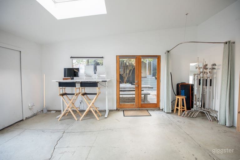  Vibrant Studios: Indoors and Outdoors Space 