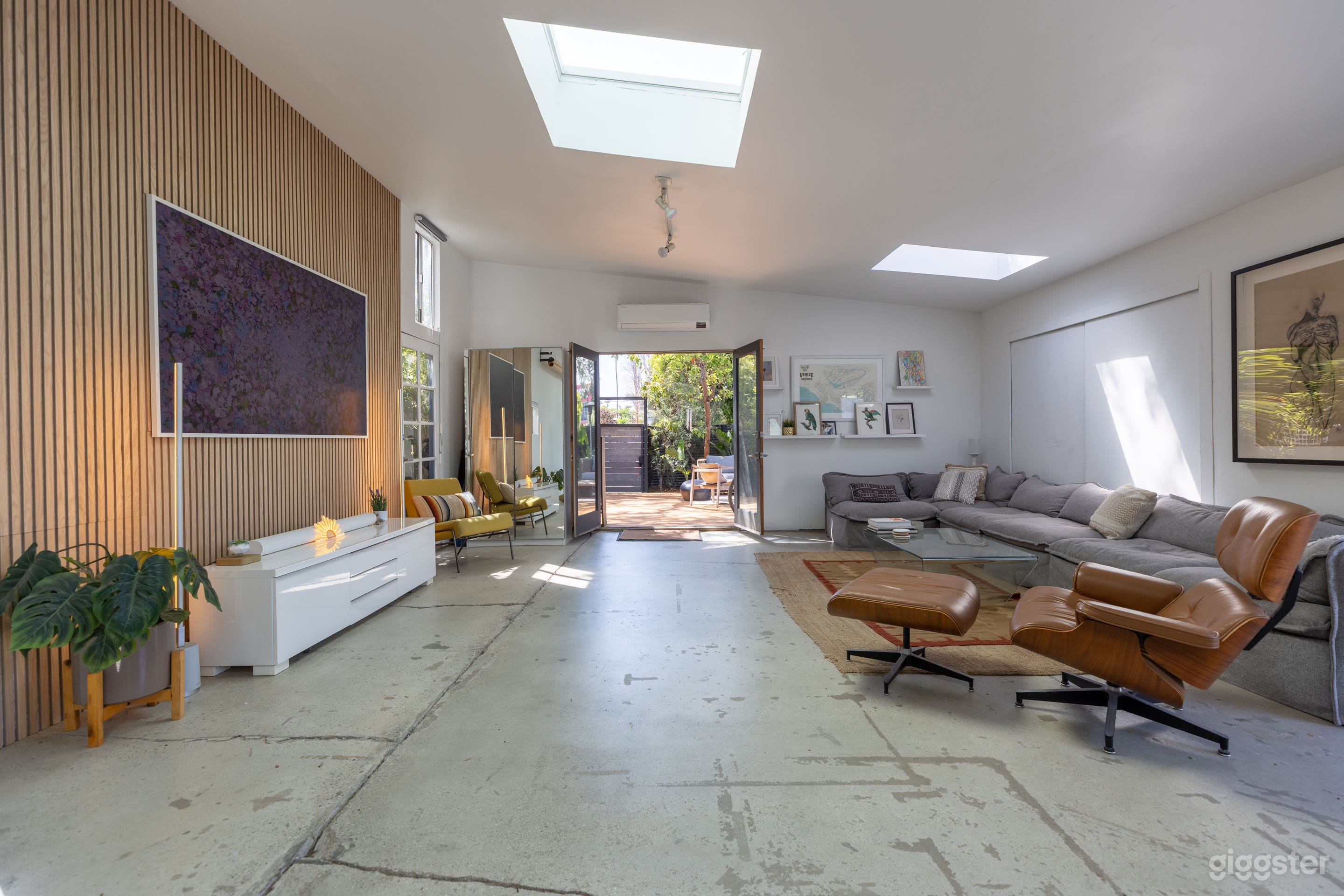 Vibrant Studios: Indoors and Outdoors Space Photo 3