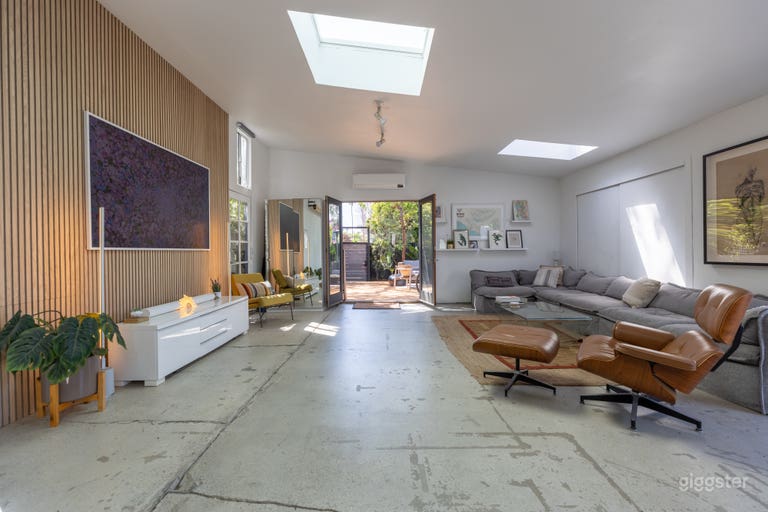  Vibrant Studios: Indoors and Outdoors Space 
