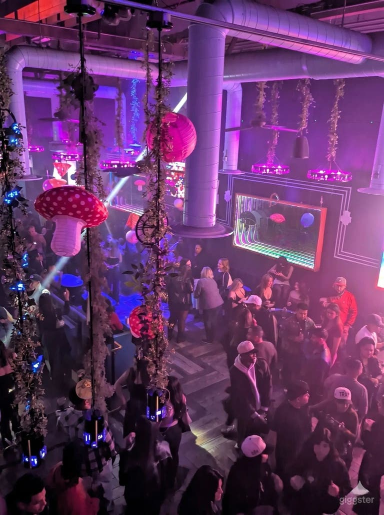  Immersive Bi-Level Club & VIP Lounge in Heart Of Downtown LV 