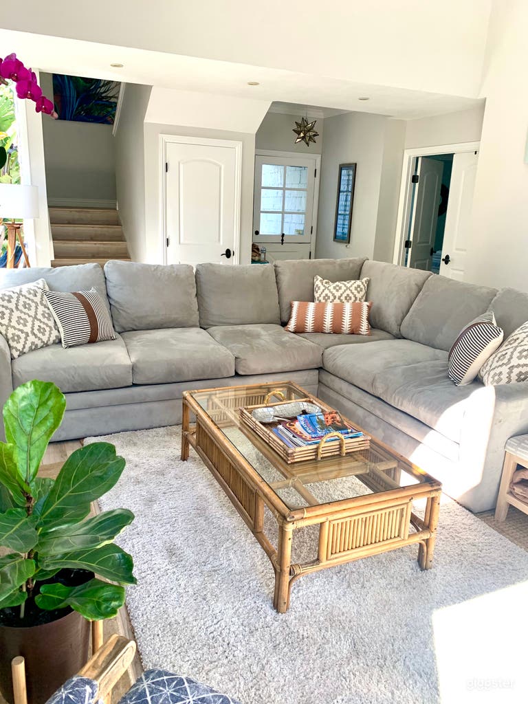  Living room with fireplace/vaulted ceiling 