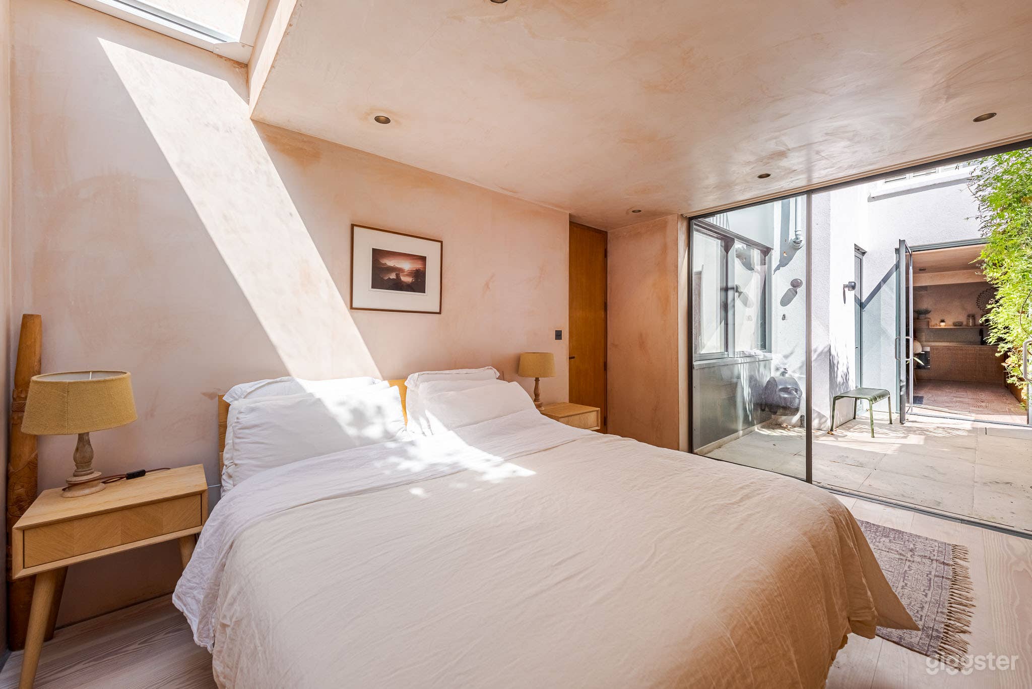 Hackney House with Raw, Plaster Walls Photo 3