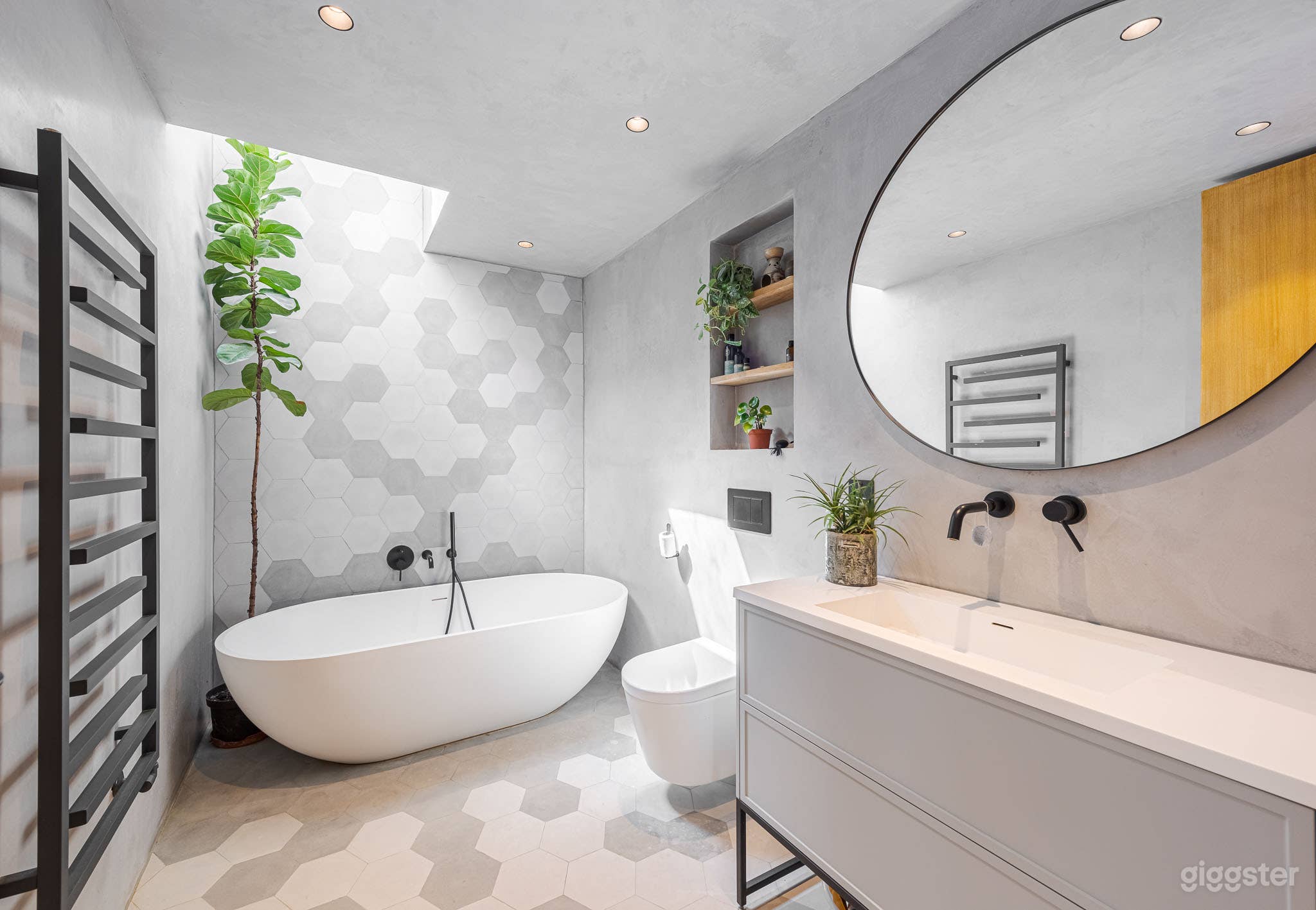 Hackney House with Raw, Plaster Walls Photo 2