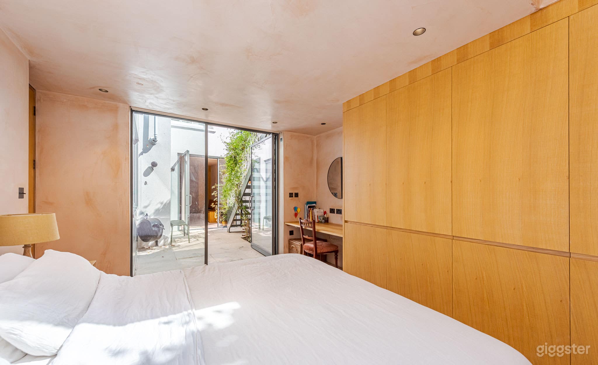 Hackney House with Raw, Plaster Walls Photo 4