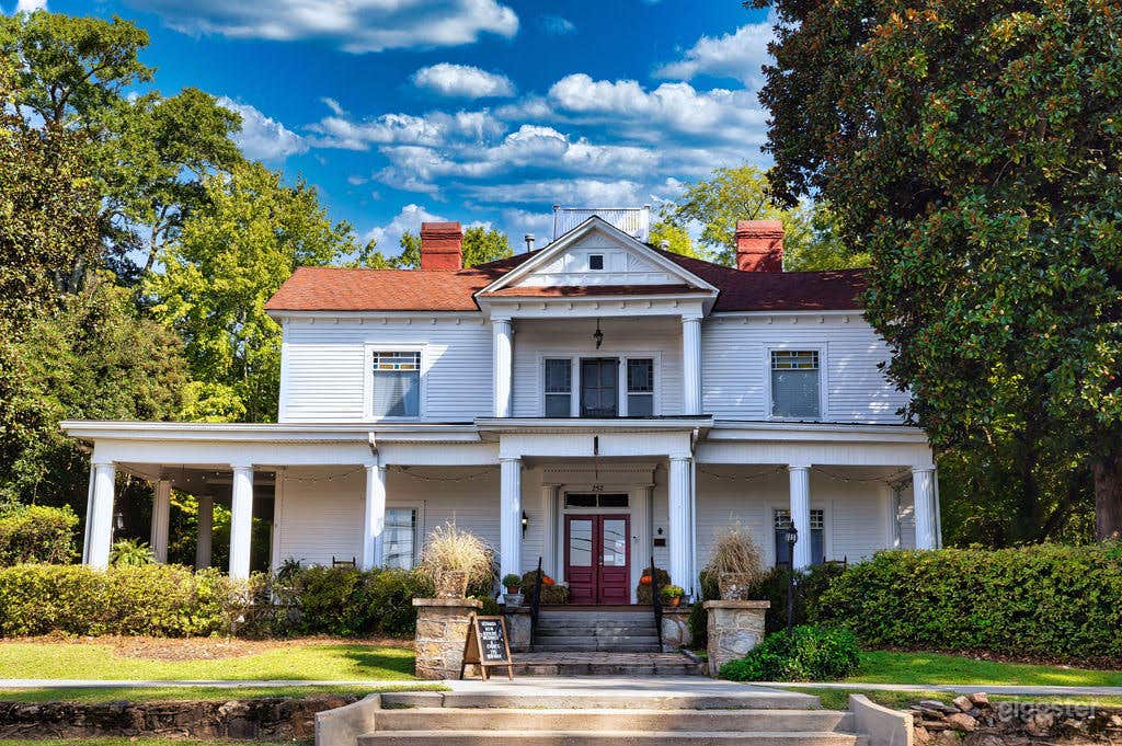 The Famous, Historic Inn and Event Venue in Senoia Photo 1