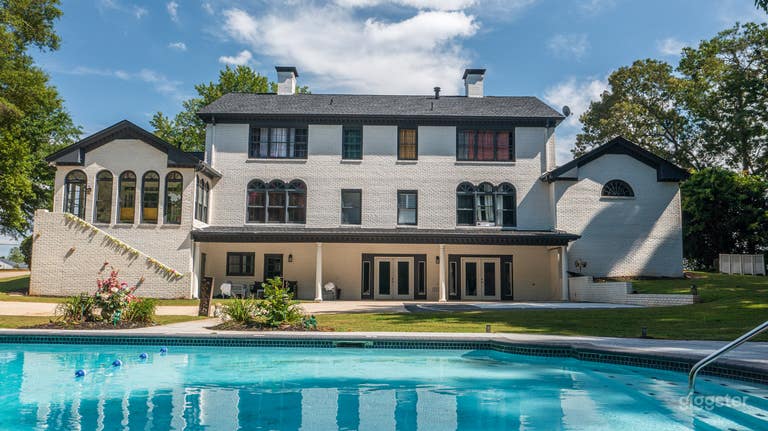  Vista desde el lado de la piscina. 