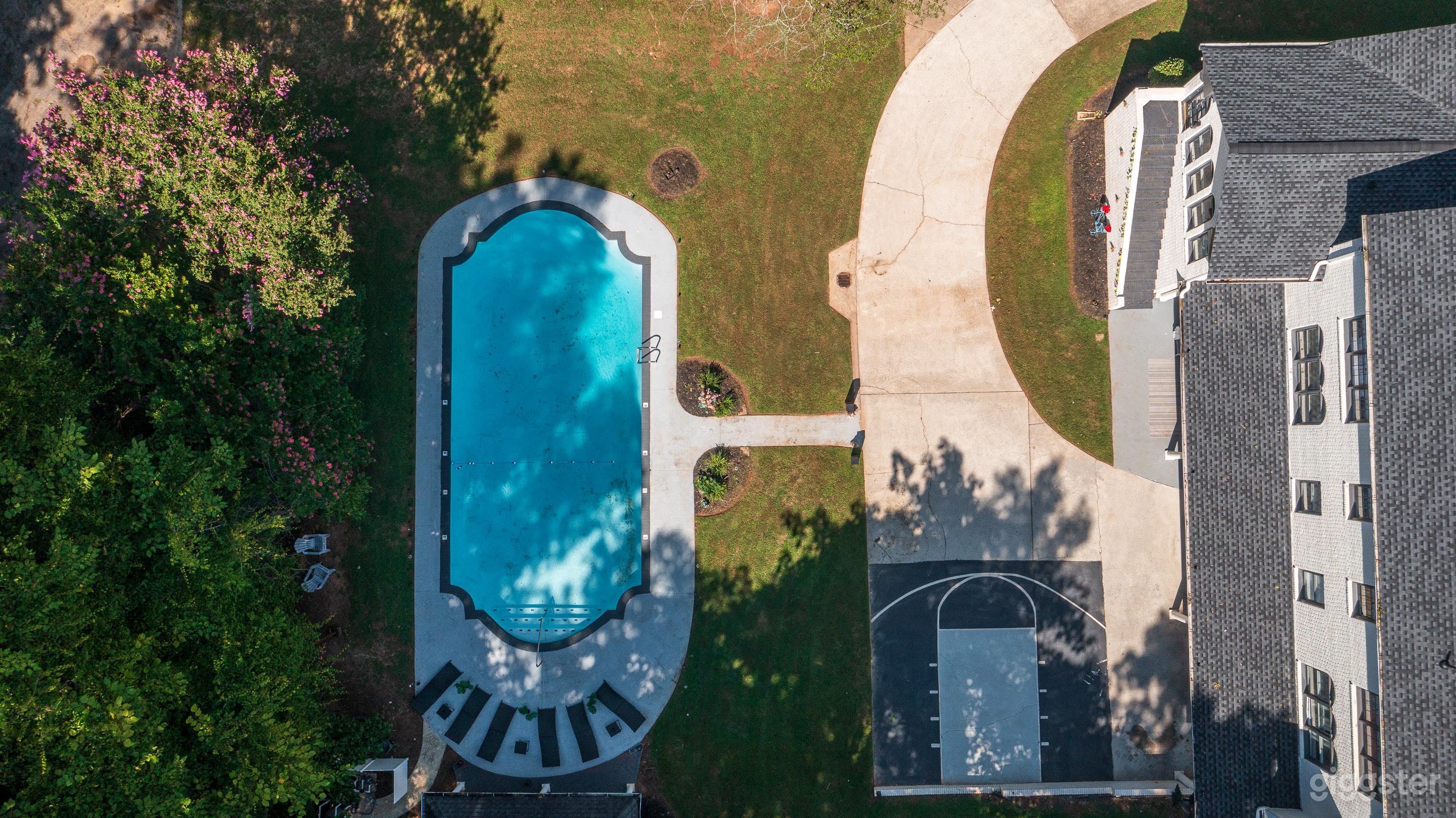 Aerial view of property anterior.