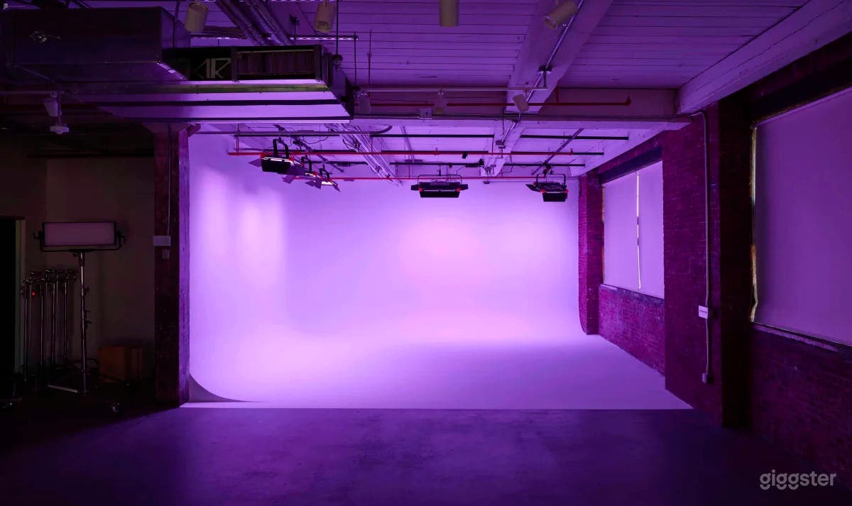 Newly Renovated Brooklyn Studio Pre-Lit 2 Wall Cyc Photo 2