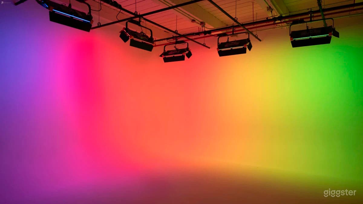 Newly Renovated Brooklyn Studio Pre-Lit 2 Wall Cyc Photo 4