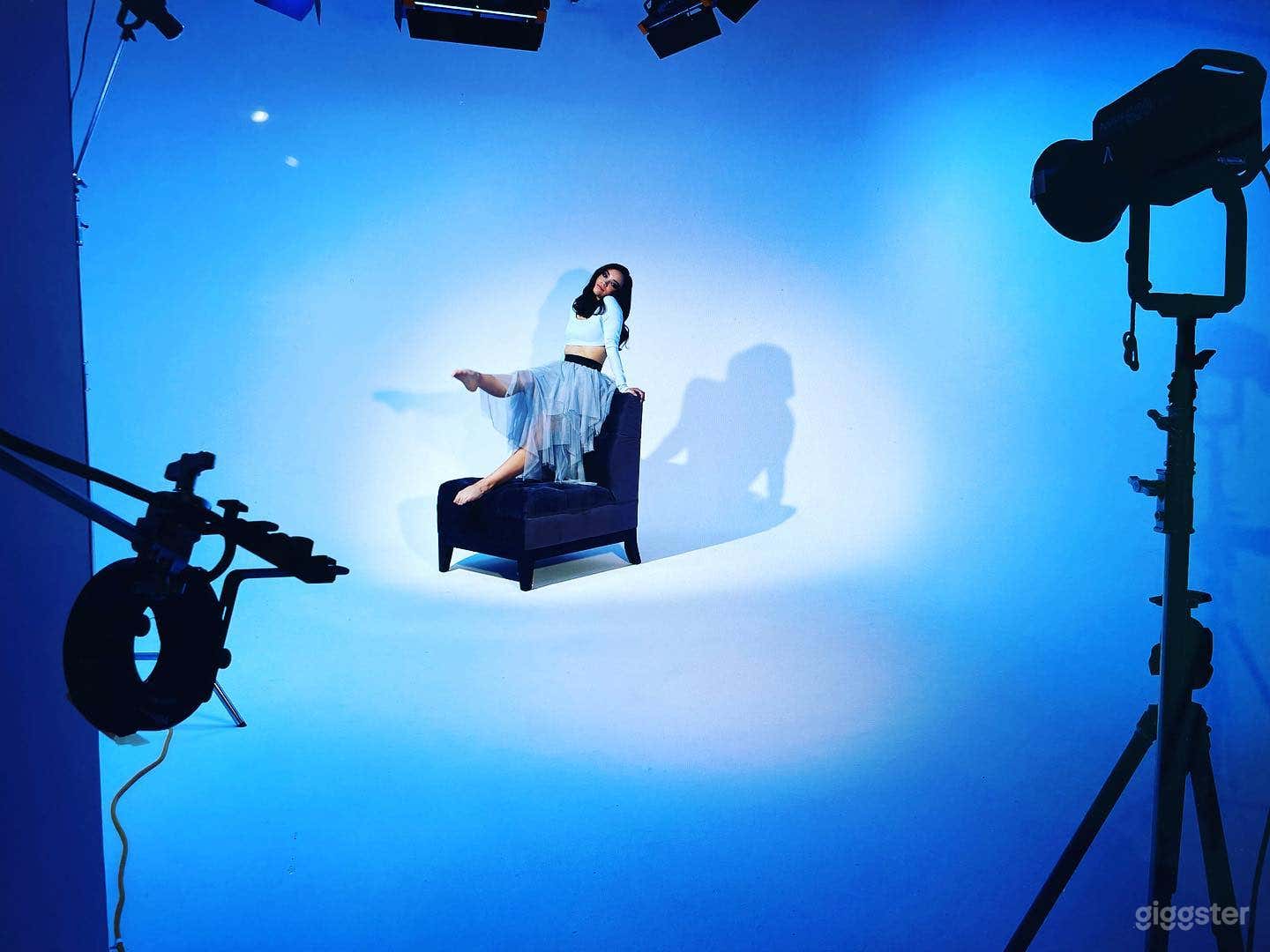 Newly Renovated Brooklyn Studio Pre-Lit 2 Wall Cyc Photo 3