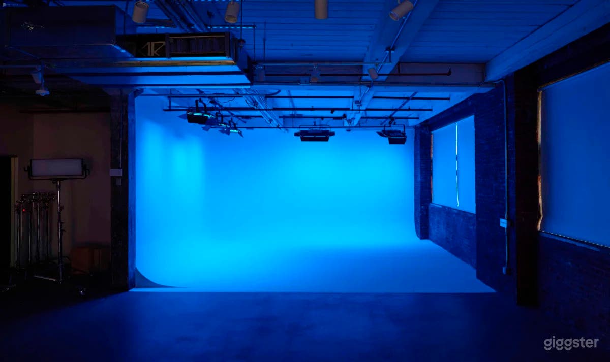 Newly Renovated Brooklyn Studio Pre-Lit 2 Wall Cyc Photo 1