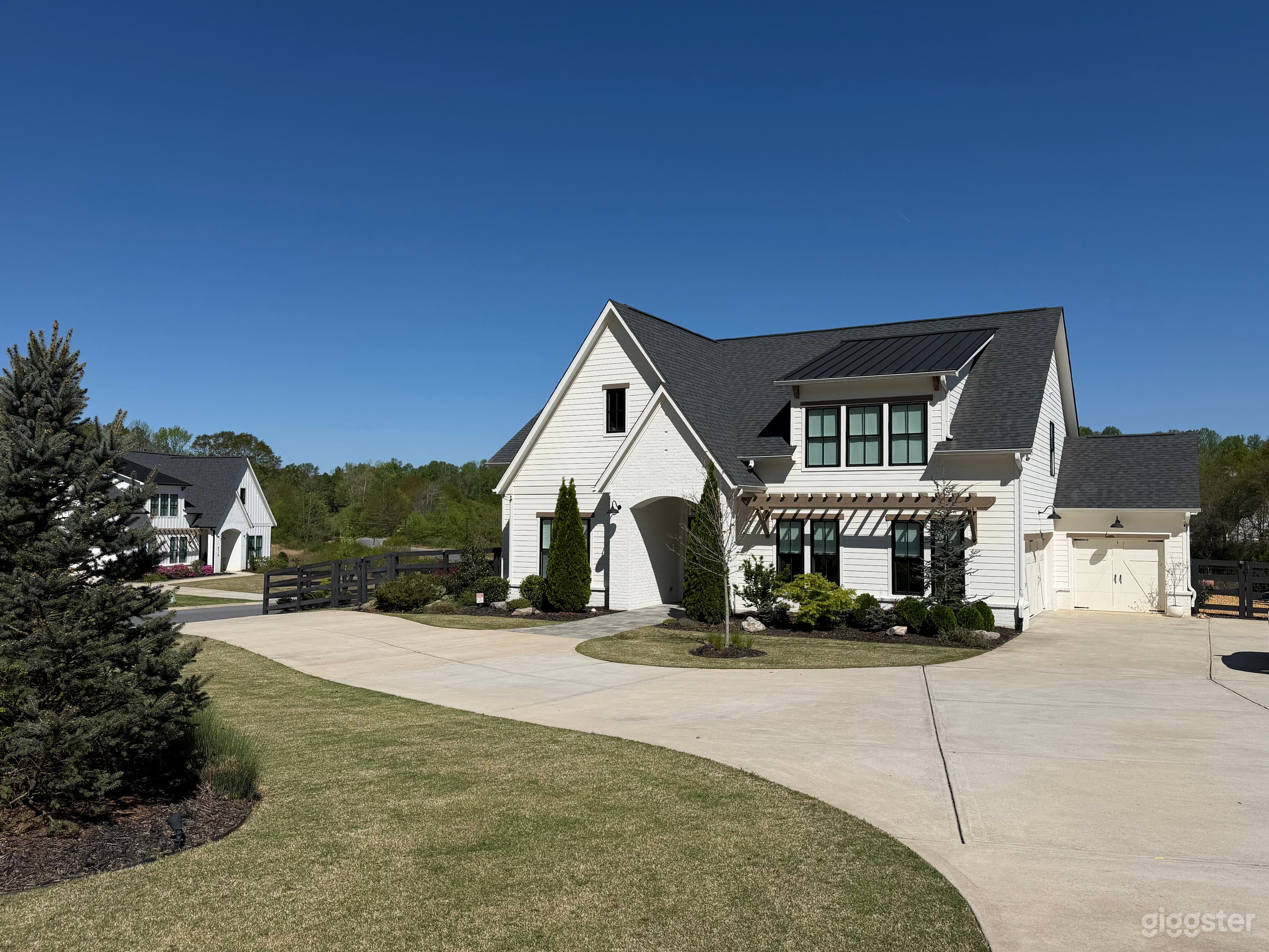 NEW Modern Farmhouse Photo 4