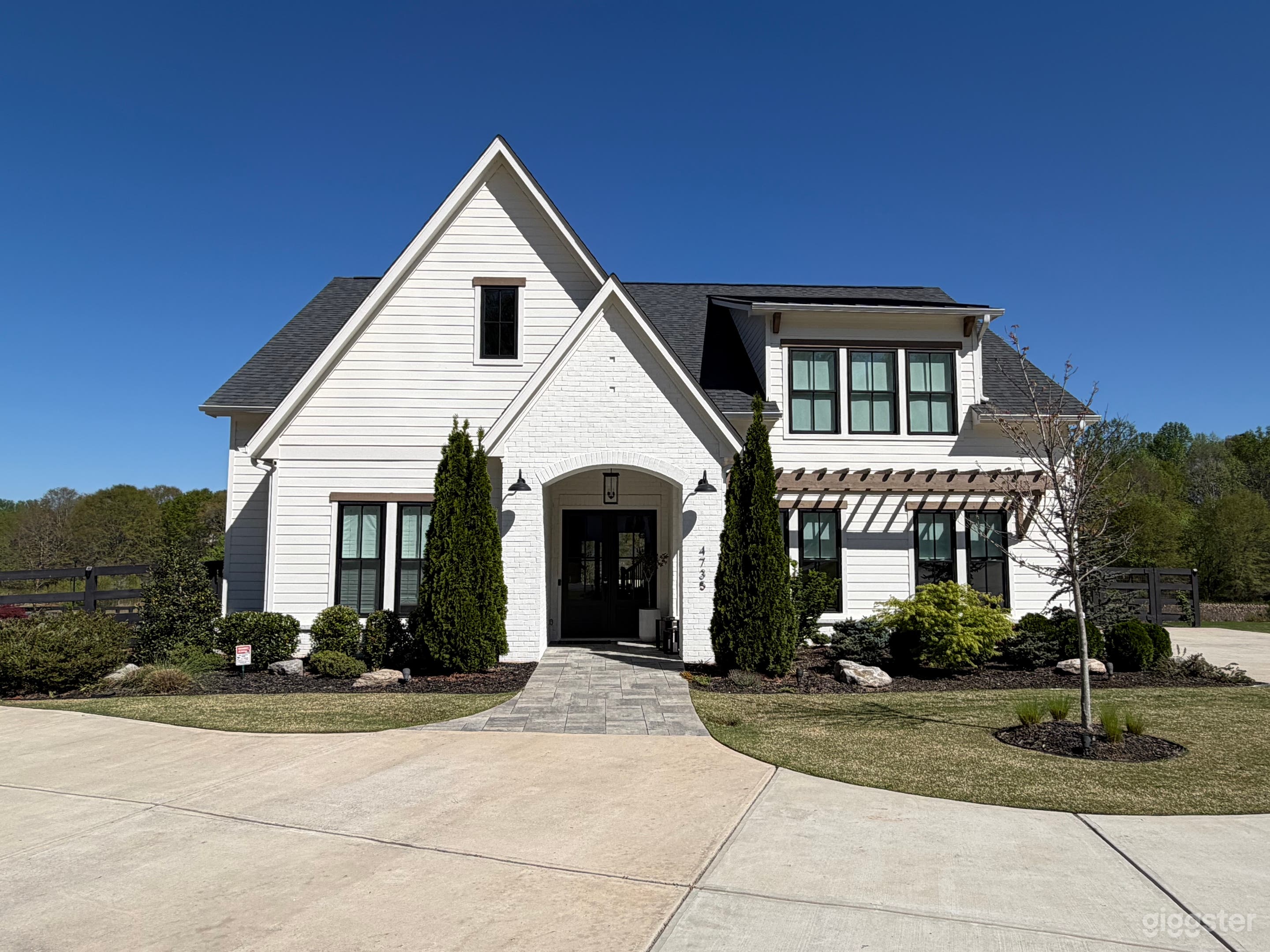 NEW Modern Farmhouse Photo 2