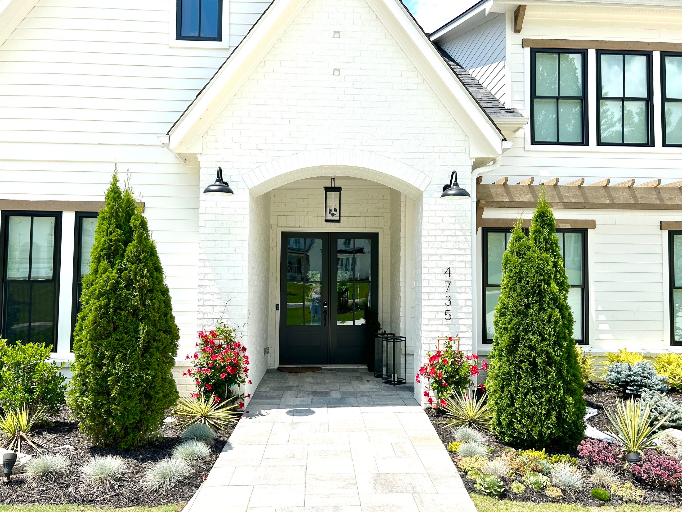 NEW Modern Farmhouse Photo 3