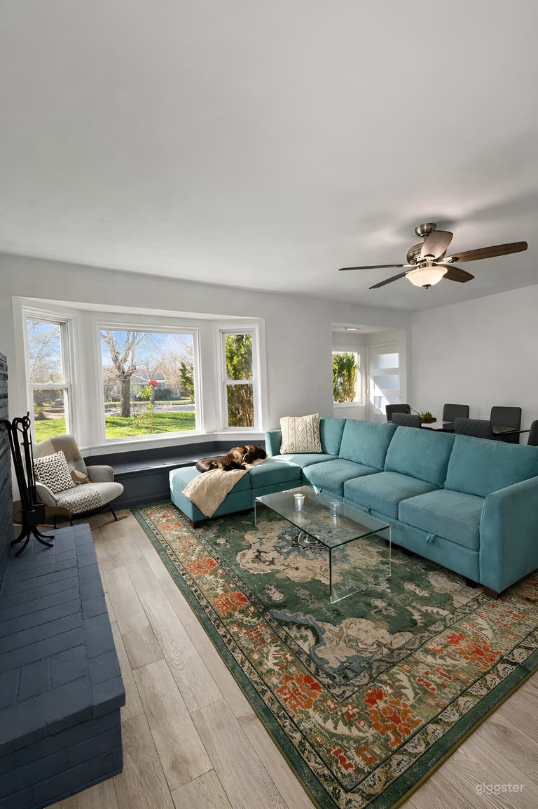  Modern 3 Bedroom Home with Spacious Yard and Natural Light 