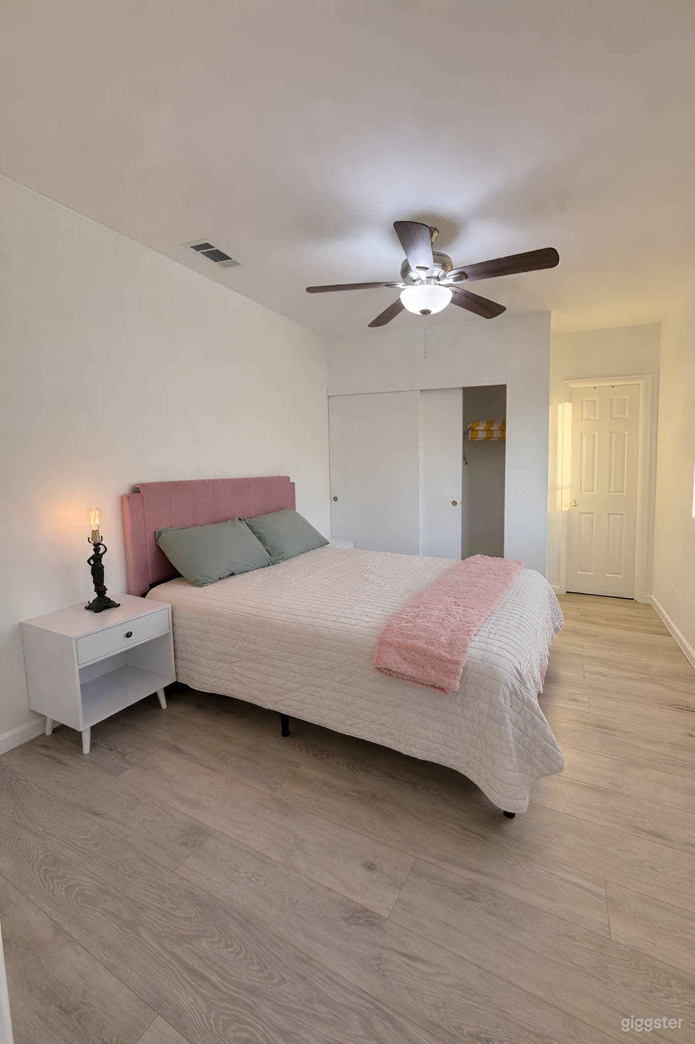 Modern 3 Bedroom Home with Spacious Yard and Natural Light Photo 4