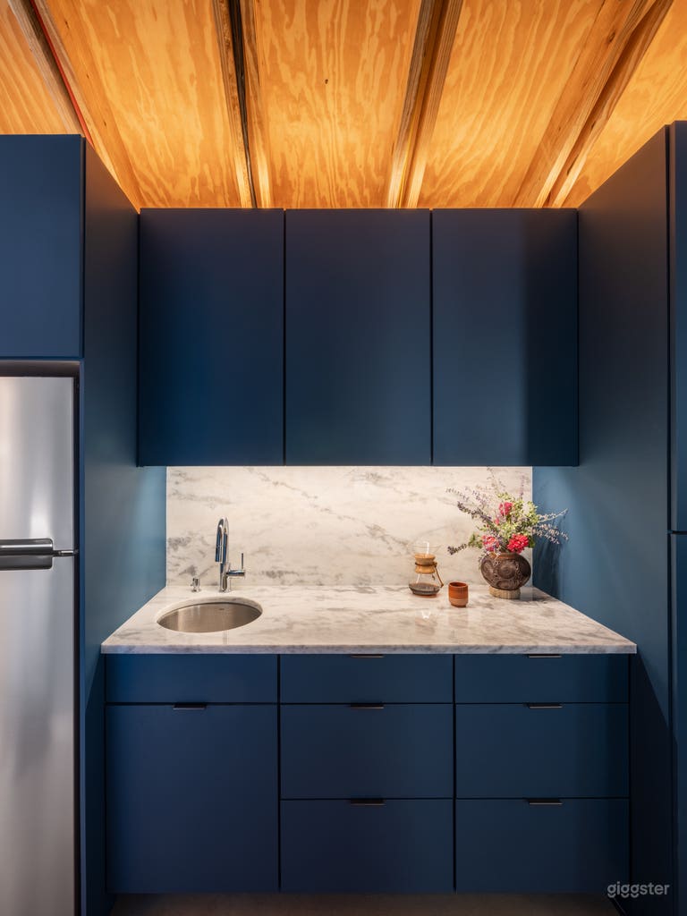  Architect's Studio w/ Natural Light & Exposed Wood 