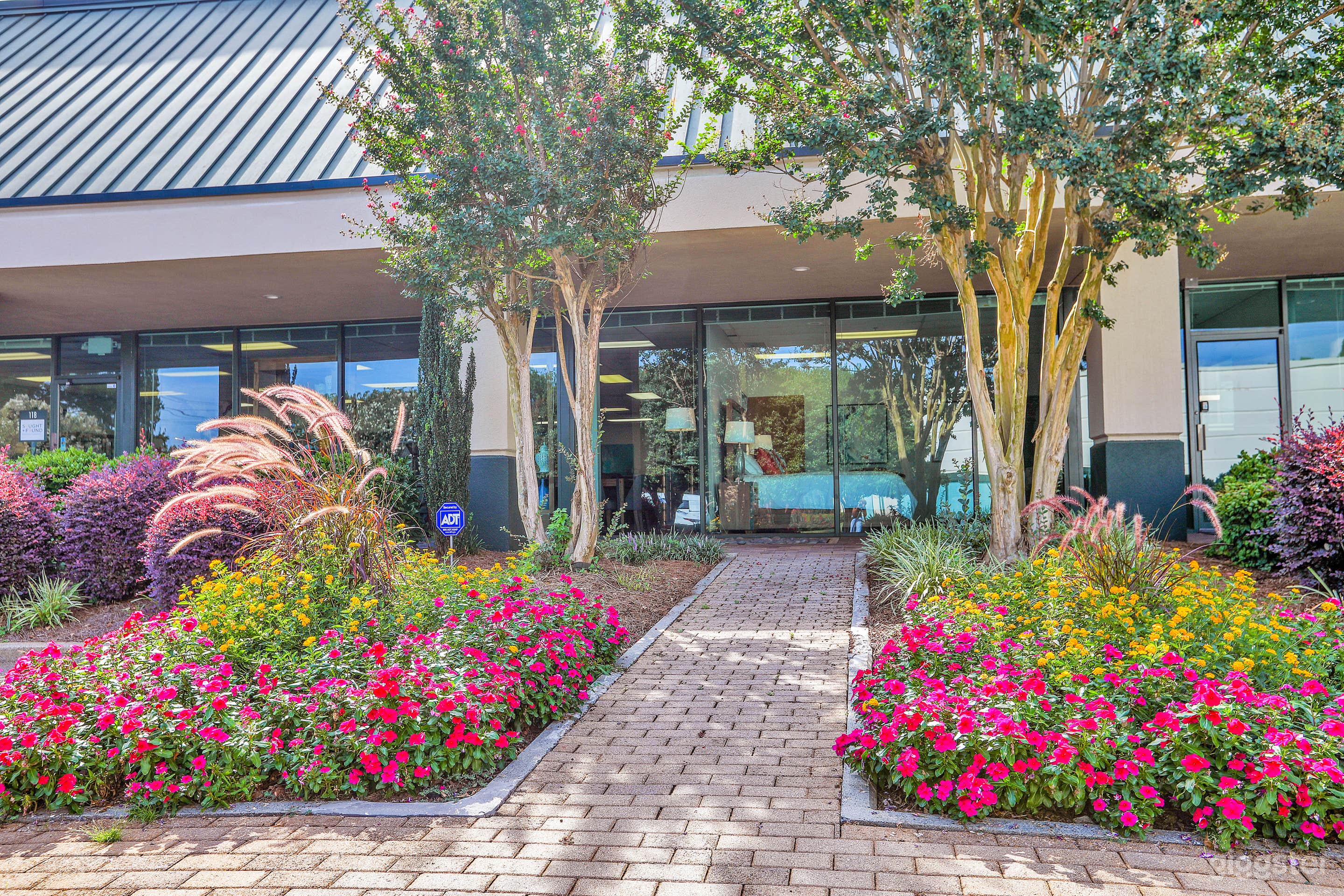 Huge Warehouse with Showroom Photo 1