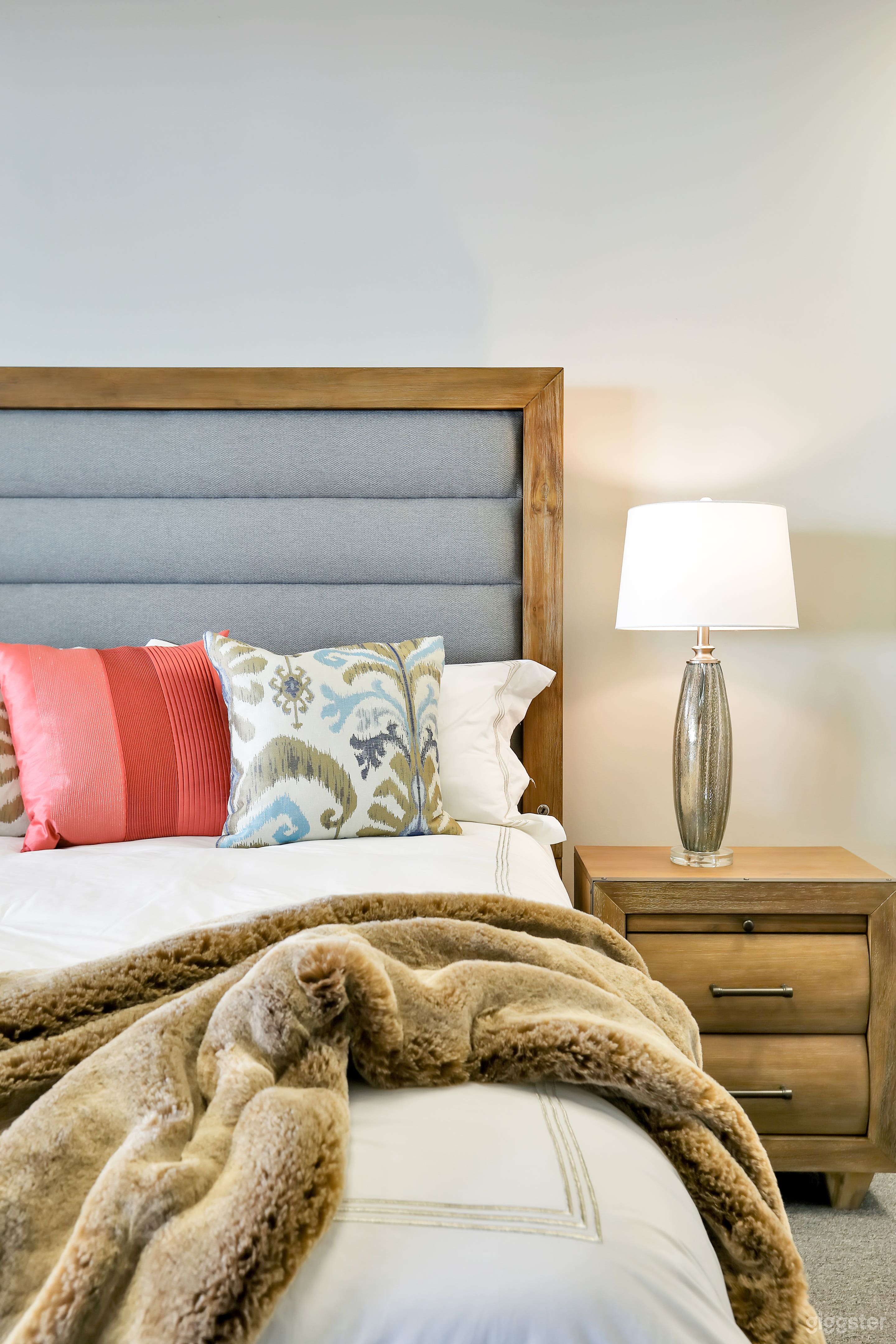 Huge Warehouse with Showroom Photo 4