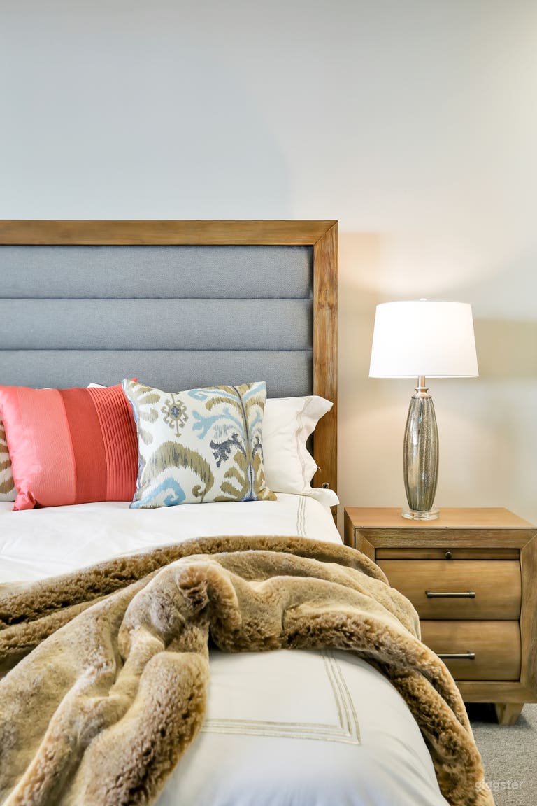  Huge Warehouse with Showroom 