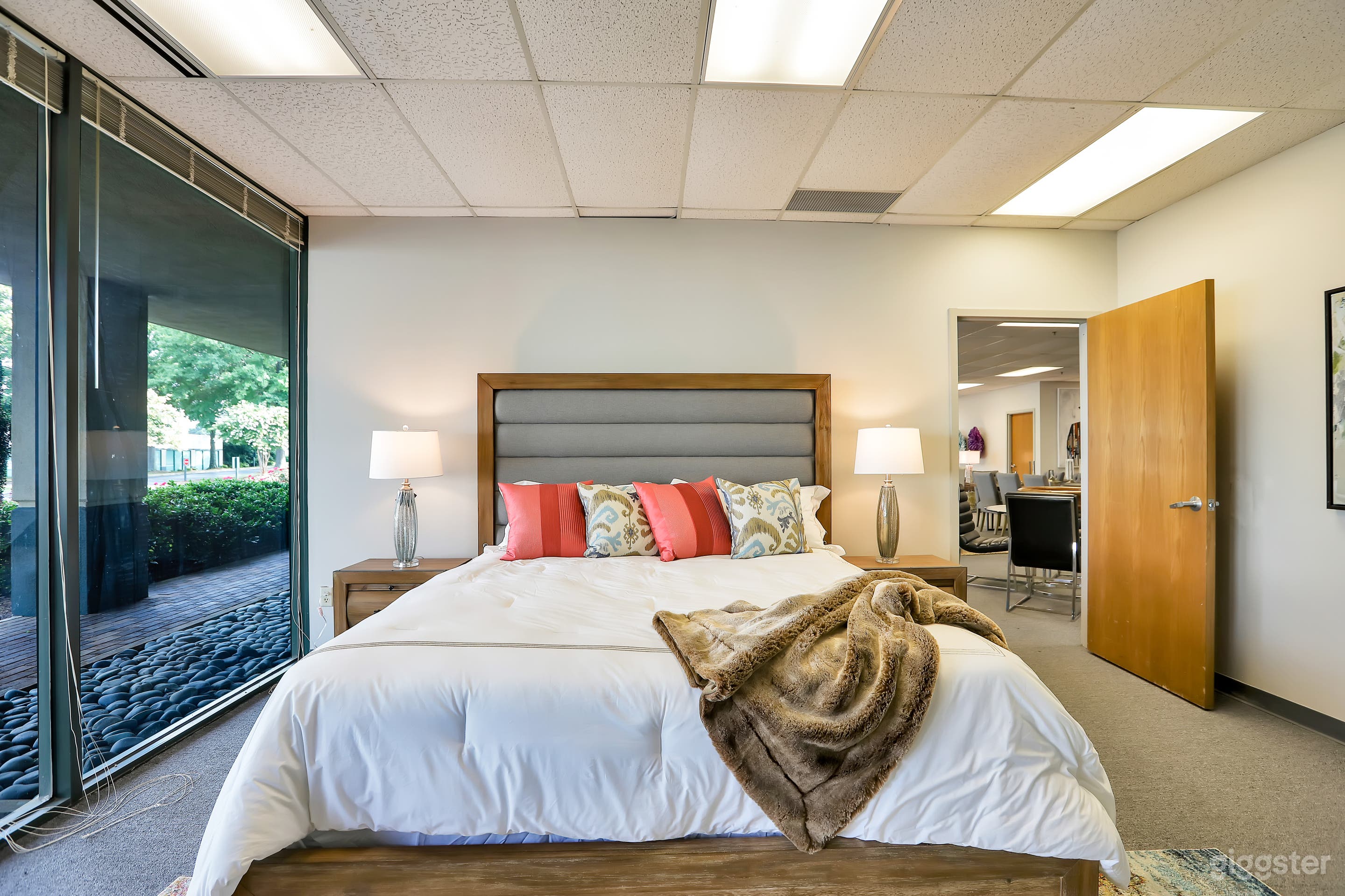 Huge Warehouse with Showroom Photo 3