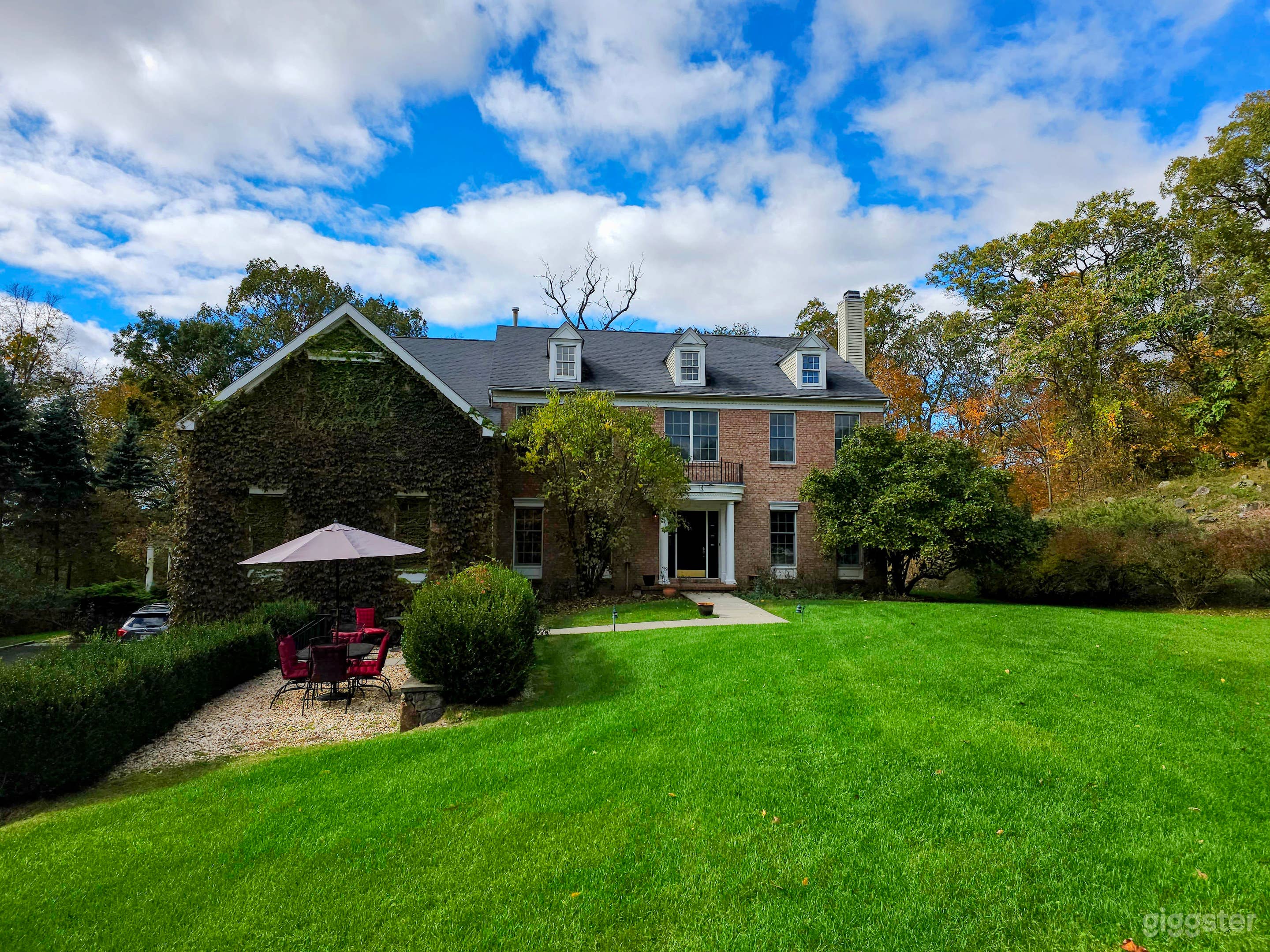 Classy center hall colonial Photo 1