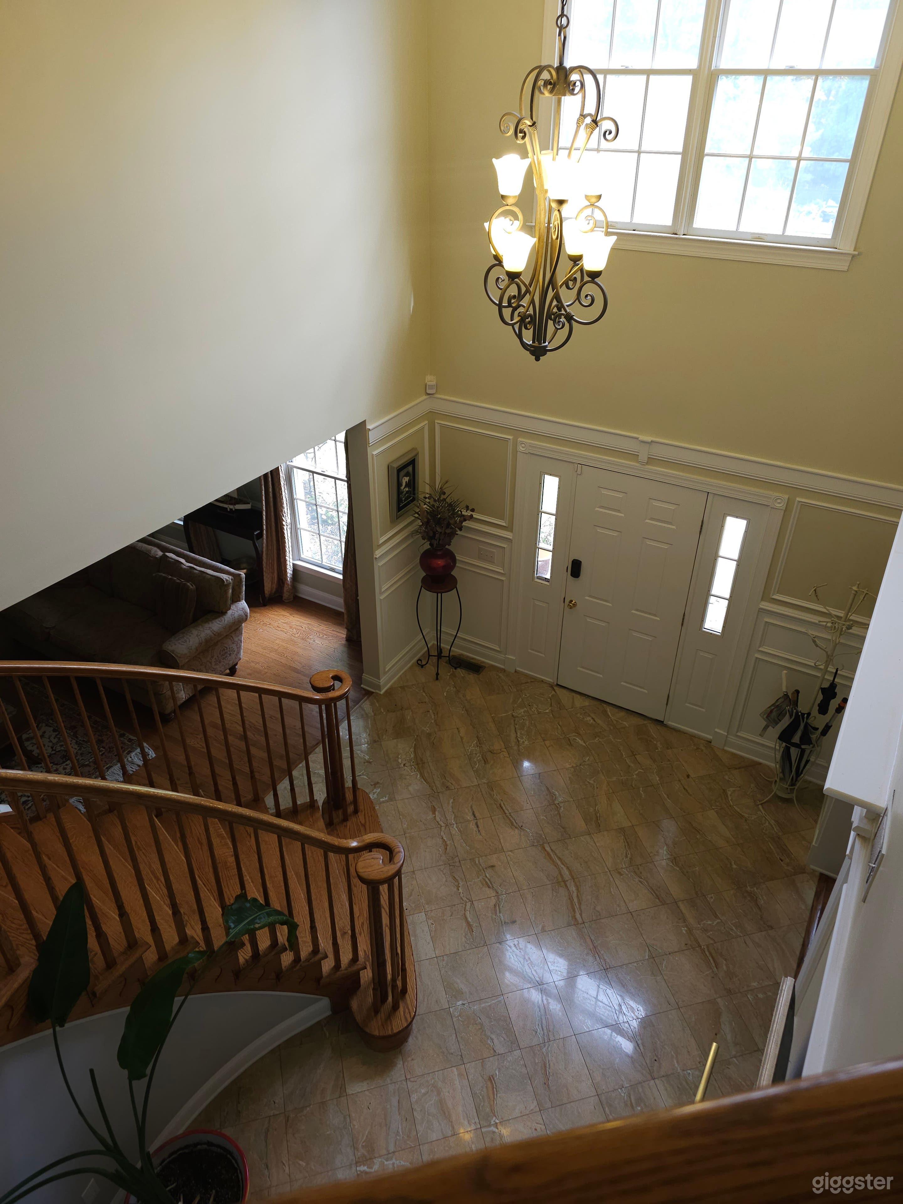 Classy center hall colonial Photo 4