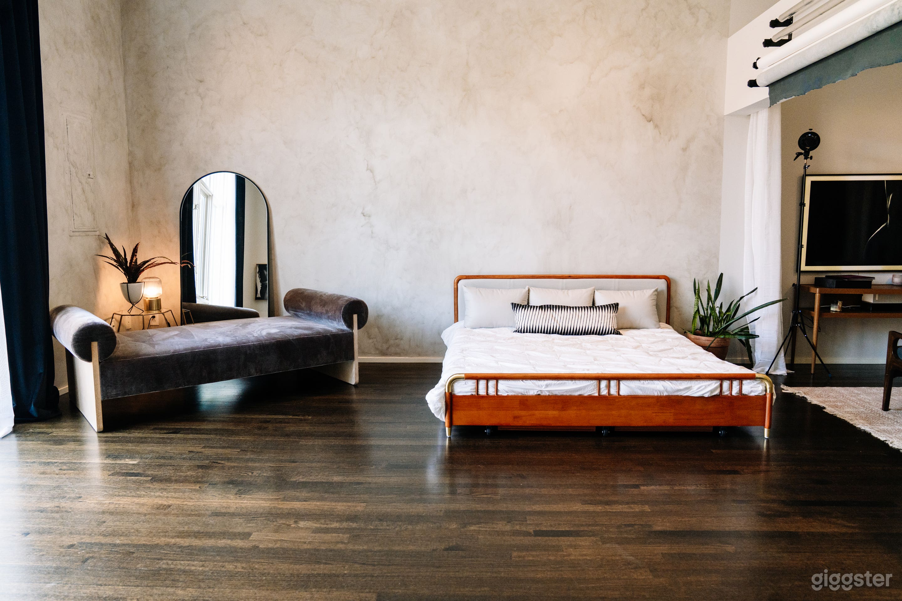 Germantown Loft with 12' Windows, Natural Light, Privacy Photo 3