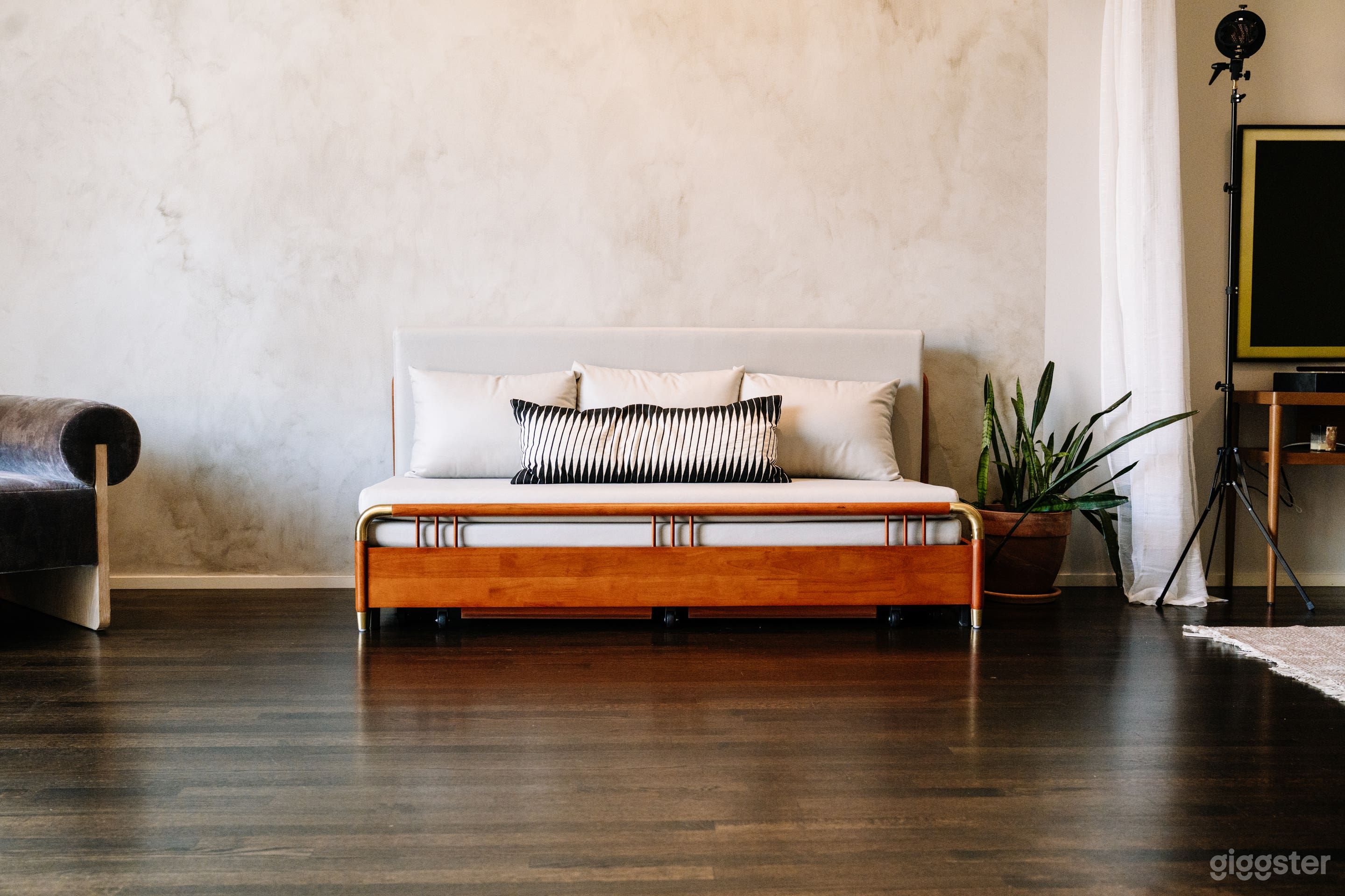 Germantown Loft with 12' Windows, Natural Light, Privacy Photo 4