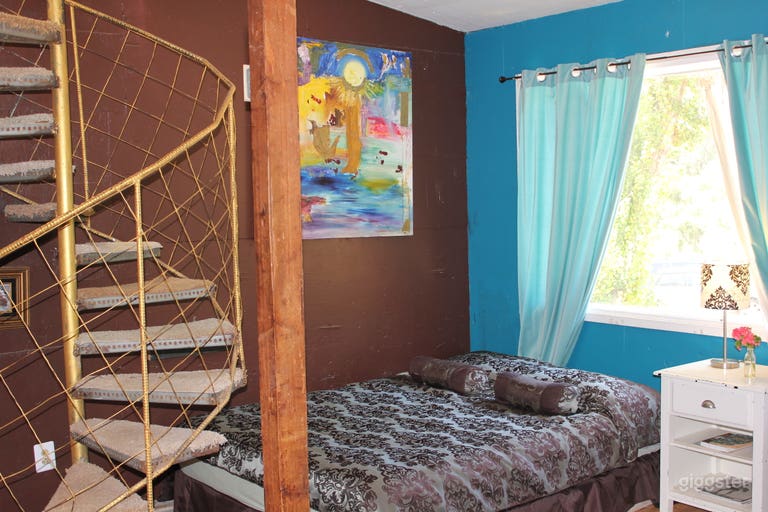  Mermaid Suite: local artist painted walls! 