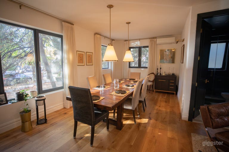  Sala da pranzo aperta 
con finestre su due pareti
e luci a cornice in due posizioni 